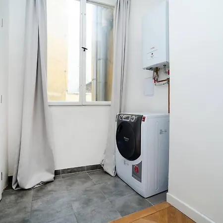 Bright, Spacious In The Historic Centre شقة